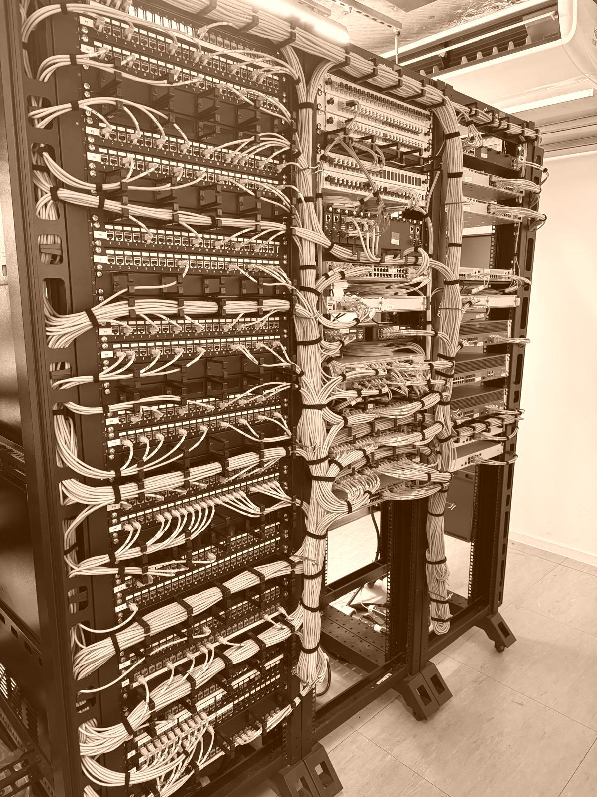 Organised data centre cabling and structured cable management in server racks